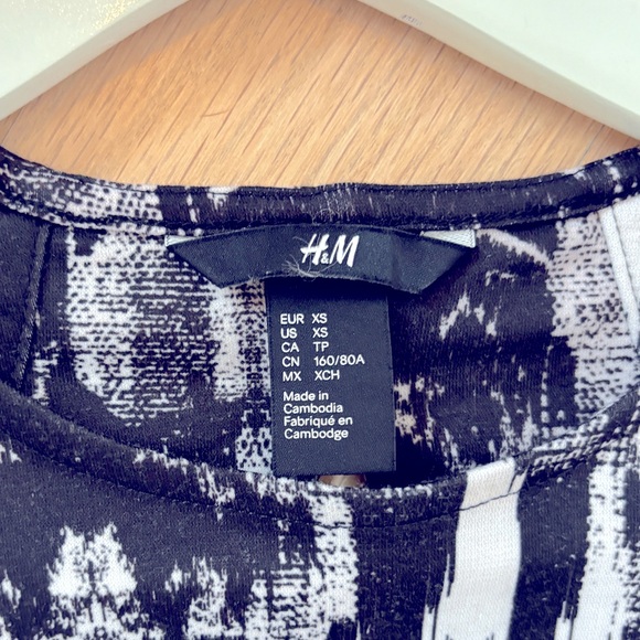 H&M BLACK AND WHITE PRINTED FITTED DRESS WITH COOL BACK DETAIL IN SMALL - Picture 3 of 4